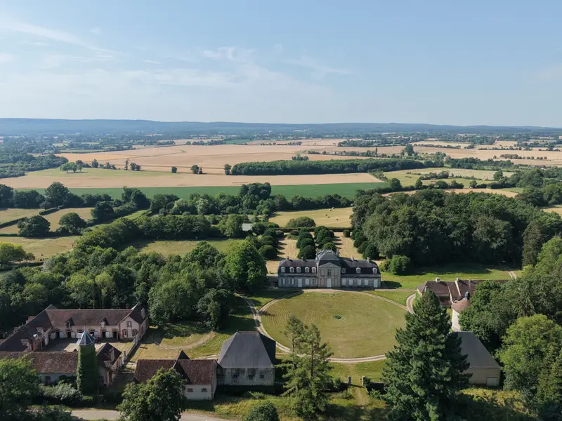 Le château, le haras et la plaine jusqu’à la forêt de Perseigne